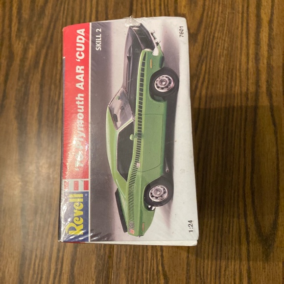 Revell 7601 1/24 Scale '70 Plymouth AAR 'Cuda Plastic Model Kit - NEW - SEALED - Picture 2 of 4